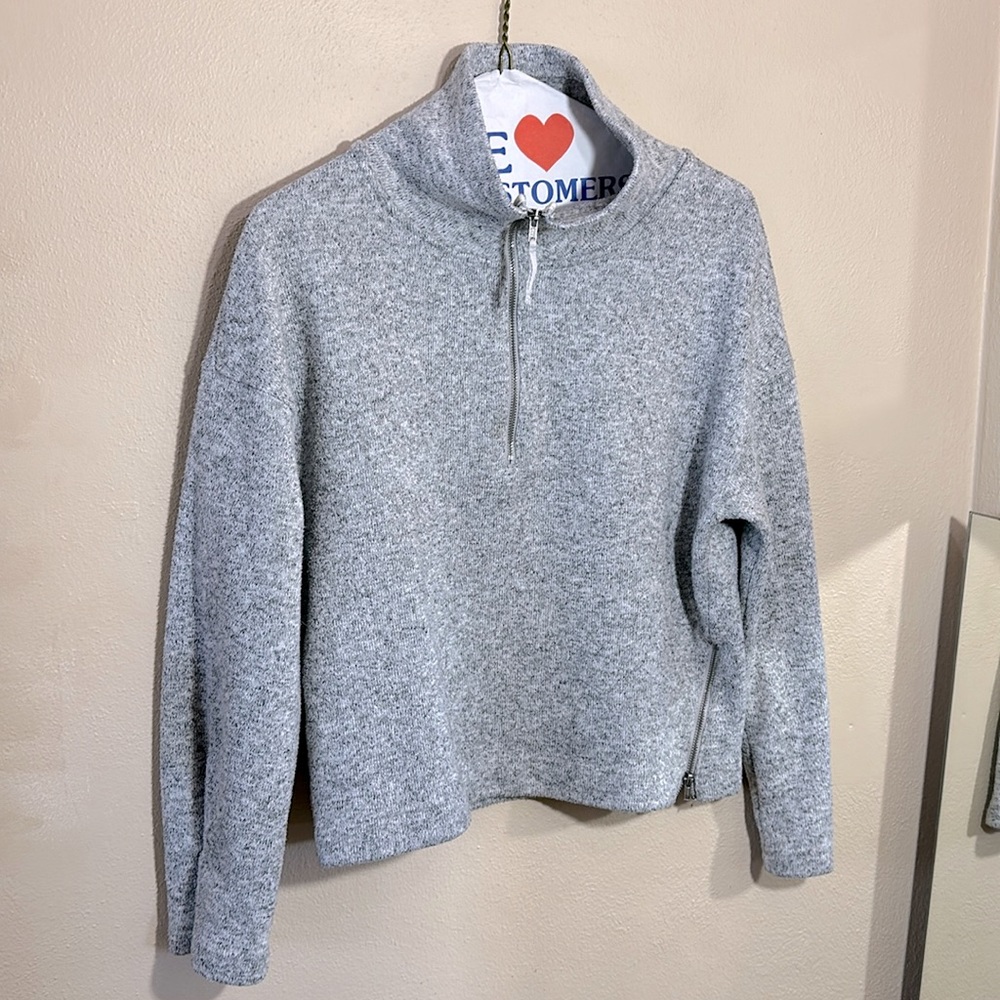 Fabletics XS heather gray cropped fleece half zip w collar. 2 snaps at ea wrist